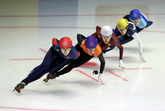 9일 서울 노원구 태릉빙상장에서 열린 2021-2022시즌 쇼트트랙 국가대표 2차 선발대회 여자부 1000M 결승. 심석희(빨간 모자) 등 선수들이 질주하고 있다.  <연합뉴스>